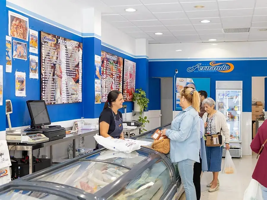 Dos clientas atendidas en el mostrador de Congelados Fernando