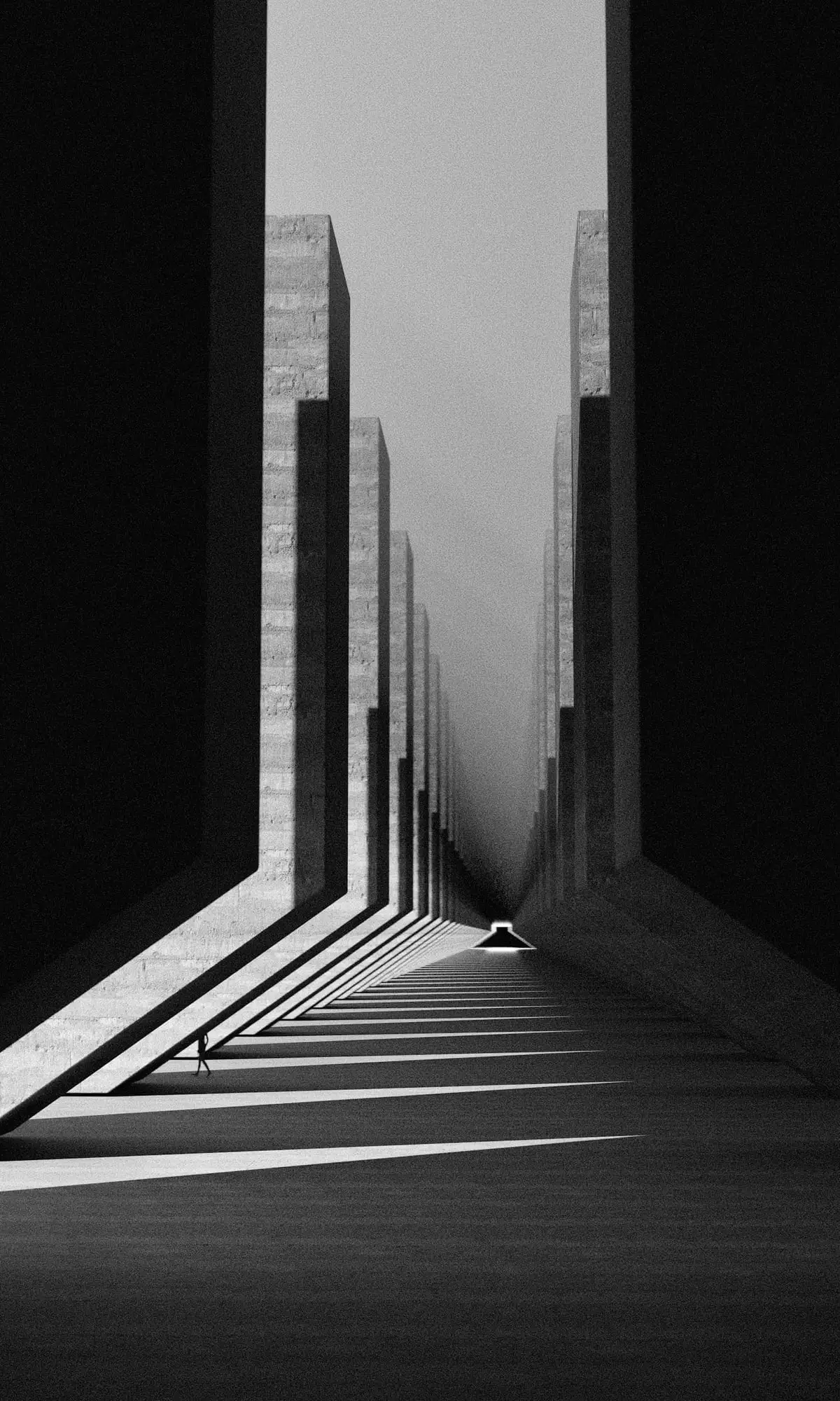 Paso de hormigón en penumbra con una entrada de luz al fondo