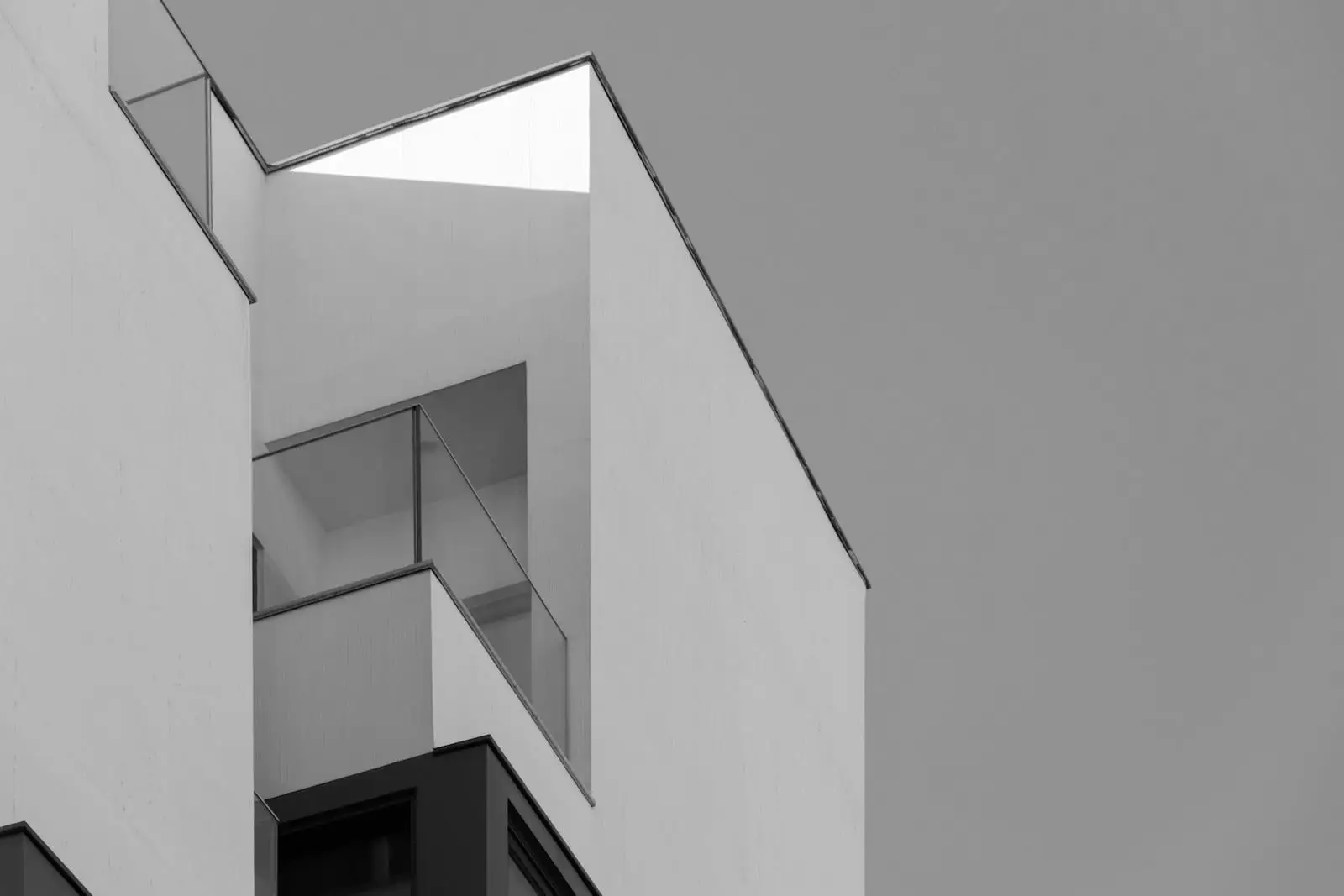 Volumen blanco de arquitectura contemporánea recortado contra el cielo