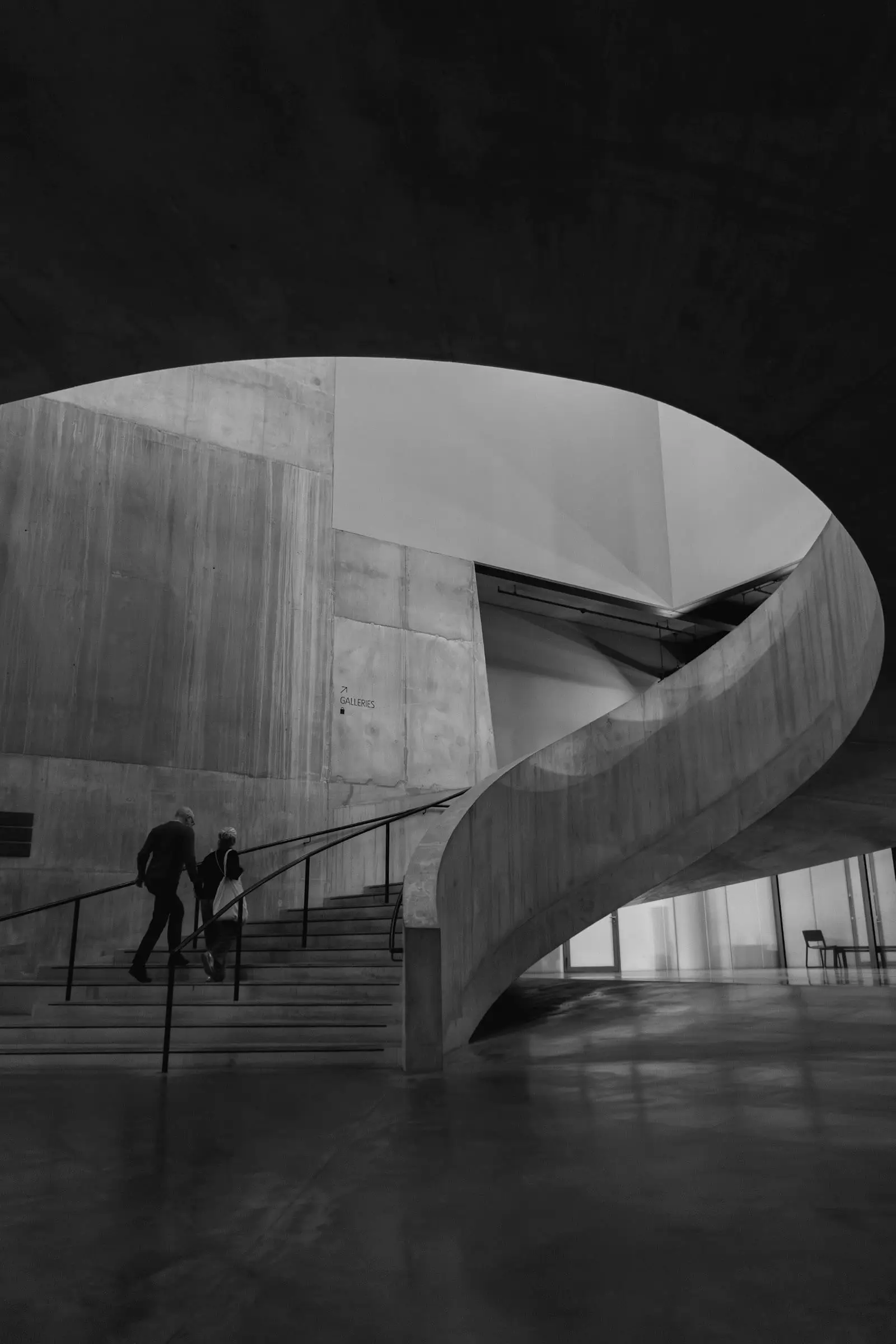 Rampa curva con figuras que dan la escala del edificio