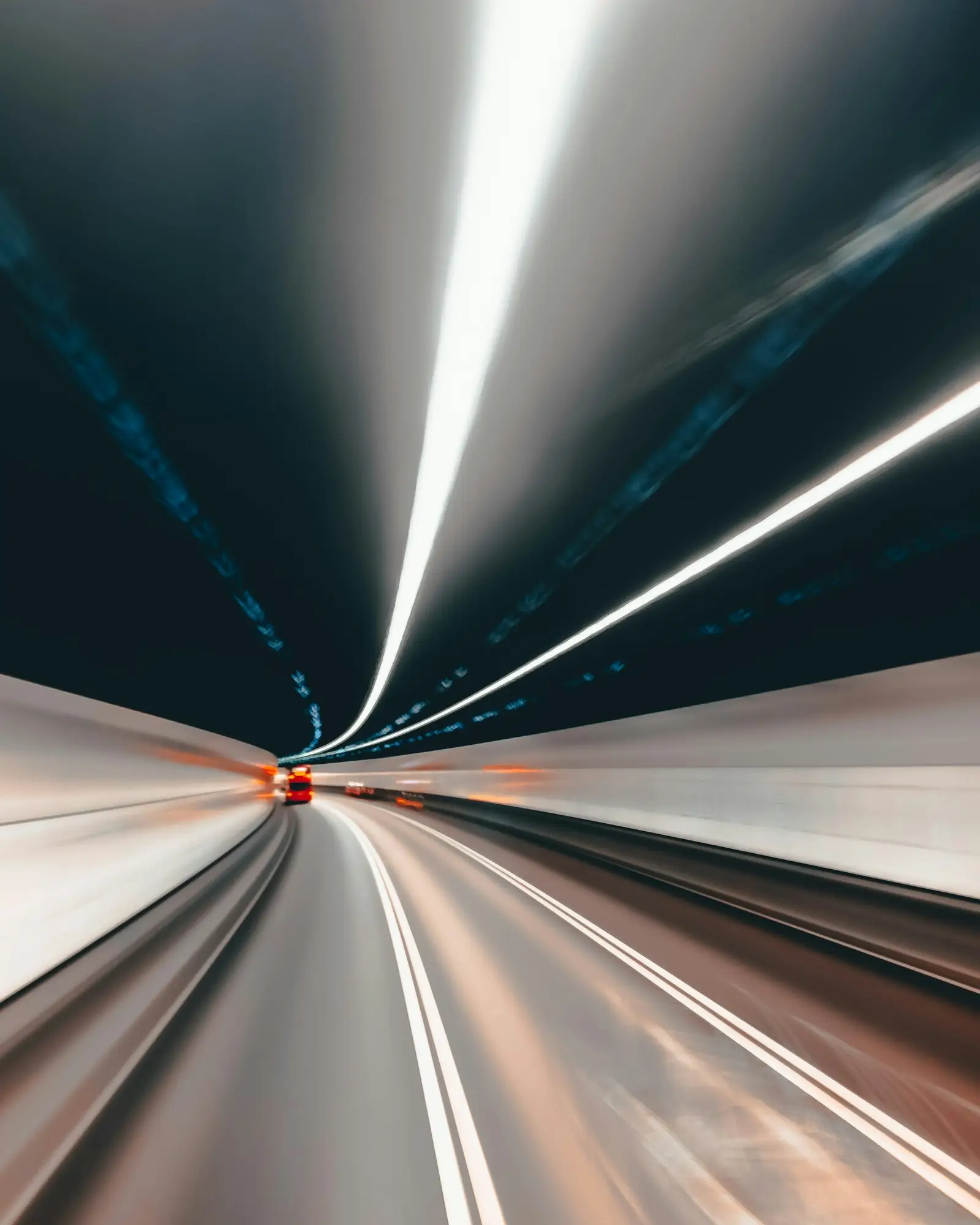 Túnel de carretera con estelas de luz en larga exposición, imagen de concepto para el proyecto Volta